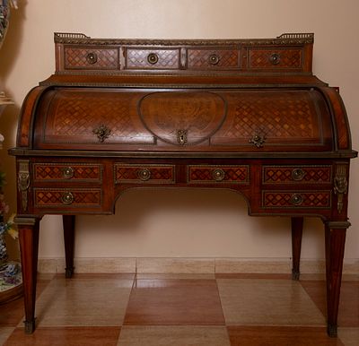Beautiful "Bureau a Plat" with Bourbon coat of arms in marquetry from the early 20th century 