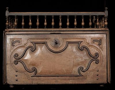 Precioso bargue&ntilde;o Toscana en madera policromada, con cajoneras de "secretos", trabajo italiano 