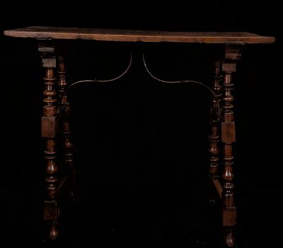 Important 17th century table for Bargue&ntilde;o, in oak, Spain. Measurements: 84 x 99 x 40 cm