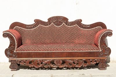 English mahogany sofa, 19th century. Measurements: 112 x 222 x 56 cm