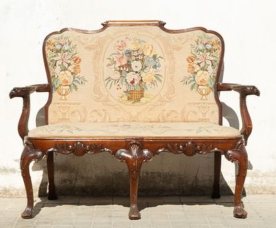 English mahogany sofa upholstered with floral motifs, 19th century. Measurements: 110 x 68 x 63 cm