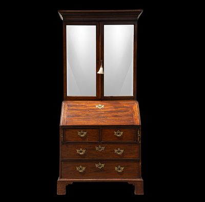 George III two-section bookcase, 18th-century English work. Measurements: 210 x 92 x 55 cm