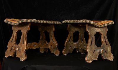 Pair of Venetian armchairs in wood and velvet, 18th century. Measurements: 34 x 50 x 28 cm
