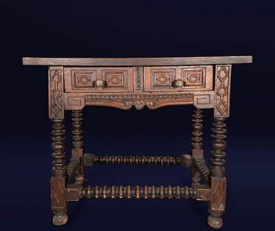 Walnut chest of drawers, Spanish school, 17th century. Walnut. Dimensions: 80 x 92 x 51 cm. A 