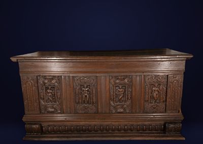 Large Italian chest, Veneto, 17th century. Carved wood. Dimensions: 82 x 163 x 70 cm. Large 