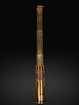 Extendable spyglass. European school. 19th century. Brass and leather. Measures 60 x 7 x 7 cm. 