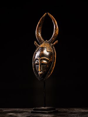 Gy&egrave; mask with horns. Yaur&eacute; people, Ivory Coast. 20th century. Wood. Dimensions: 50 &times; 20 &times; 10 cm. 