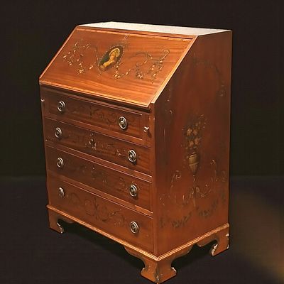 Sheraton desk in finely painted solid mahogany, England, 19th century. Painted mahogany wood. 