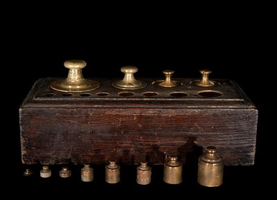Set of pharmacy weights, European Scientific School, 19th century. Brass and ebonized wood. 