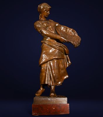 Italian woman shellfishing in bronze, 19th century. Bronze. Measurements: 32 cm x 15 cm x 10 cm