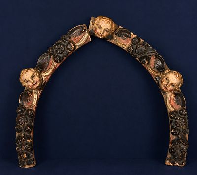 Oval finial with angel heads, Spanish School, 17th century. Carved and polychromed wood. 