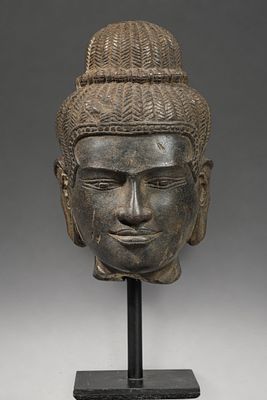 Shiva head, Khmer Baphu&ocirc;n school, 11th century. Beige stoneware with a dark patina. Measures 16 
