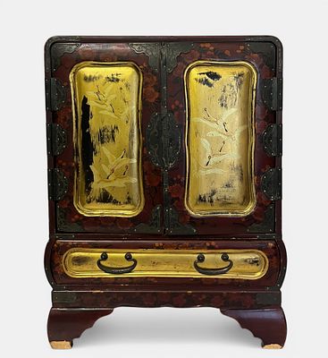 Very Important and Exquisite Japanese Cabinet. Small cabinet called a kodansu, characteristic of 