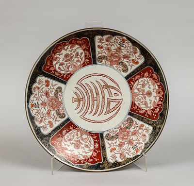 Imari porcelain plate with polychrome decoration and stylized fish. Japanese Imari porcelain 
