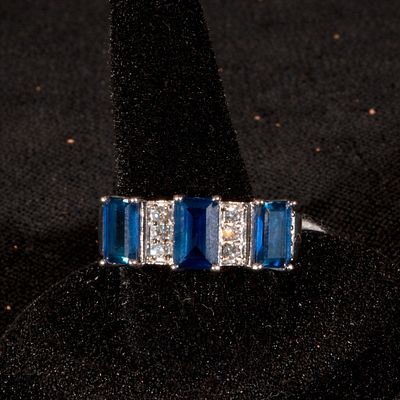 Elegant 18k white gold, sapphires and diamonds ring. In 18k white gold, sapphires and diamonds. 