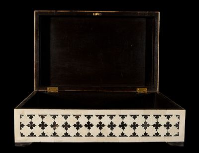 19th century box. Wood. Measurements: 11 cm x 36 cm x 22 cm