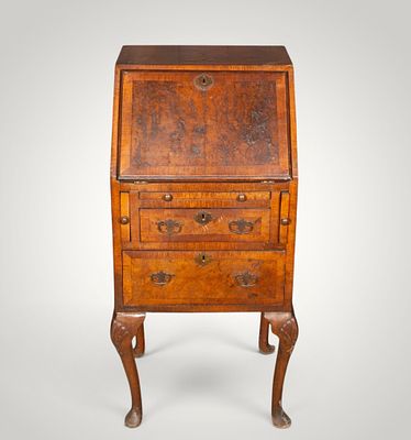 English walnut burl bureau. English school. 18th century. Walnut burl wood. Measures 100 &times; 55 &times; 