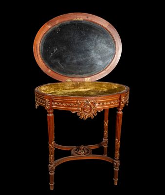 Mahogany display side table with hinged lid, European School, 19th century. Carved and gilded 