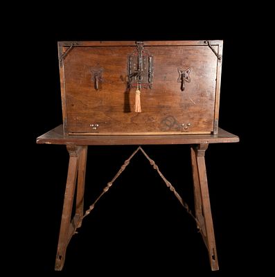 Cabinet with support table, Spanish School, 18th Century. Carved wood. Dimensions: 46 x 80 x 44 