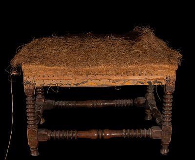 Bench with turned legs, Spanish School, 17th century. Carved wood. Measures 53 x 64 x 46 cm. 