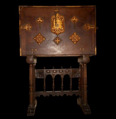 17th-century Spanish chest of drawers with its period table. Measurements: 70 cm x 110 cm x 48 