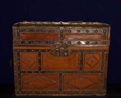 19th century trunk with leather and brass nails. Measurements: 68 cm x 90 cm x 47 cm