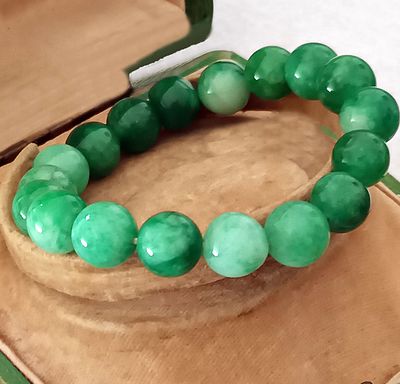 Bracelet with 18 natural jade beads. Weight 23 grams. 20th century. Eighteen natural, spherical 