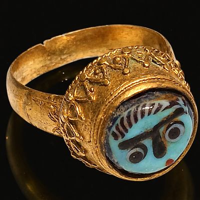 Medieval “Venetian” ring in pure gold with glass paste, 12th–13th centuries. Pure gold with 