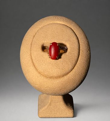 14K gold and coral ring 2.39gr. 2.39g. Ring made of 14K gold with an oval-shaped coral as its 