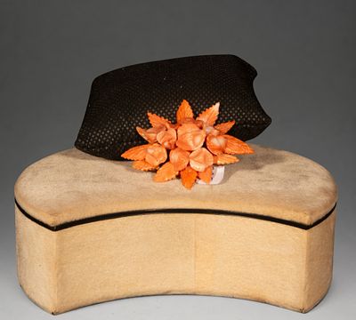 18k Gold and coral brooch with flowers and branches 13G. 13G. Brooch crafted in gold and carved 