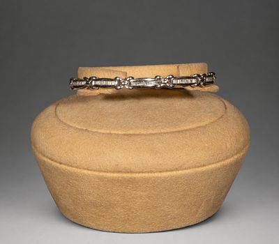 White 18k gold bracelet with baguette-cut diamonds (1.10 ct). Weight 13.34 g. Bracelet crafted 