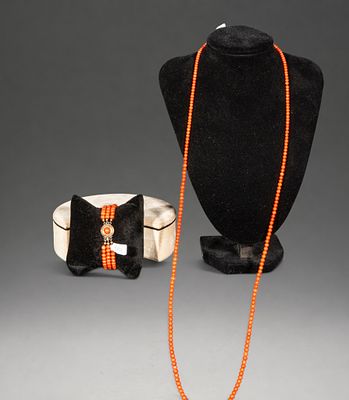 Coral set: three-strand bracelet with cabochon clasp. This set comprises a long necklace of 