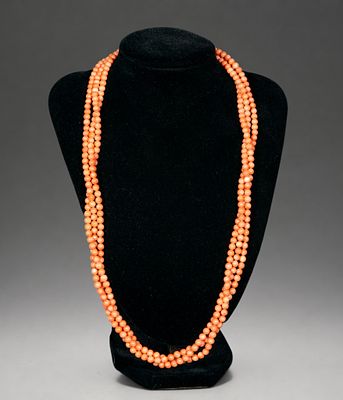 Mediterranean coral necklace with three strands, 1940s, with silver clasp. Necklace made with 