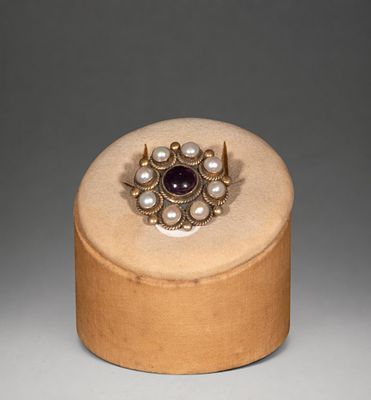 Silver-gilt brooch with amethyst and pearls. Circular brooch in gilt-plated silver with a 