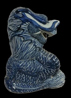 Espectacular antiguo drag&oacute;n de porcelana esmaltada azul. Siglo XVIII. Chino. 
Espectacular 