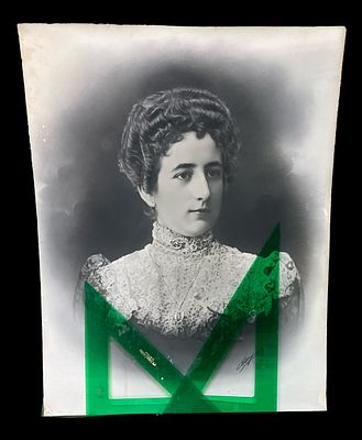 &Uacute;nico retrato de la mujer y esposa de Anselmo Mar&iacute;a Coyne y Barreras. 60x47, firmado. 
Se trata 