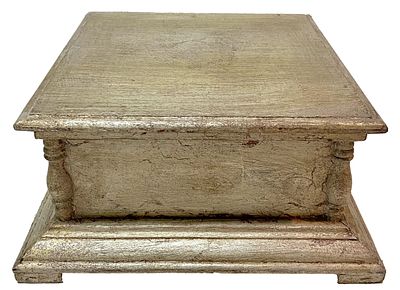 Antigua peana, repisa, pedestal, columna de madera plateada, plata. 38x38x18. 
Antigua peana de 