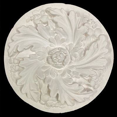 Antiguo roset&oacute;n, escayola con motivos vegetales, escultor catal&aacute;n.30x30x5. Averly.
. Antiguo 