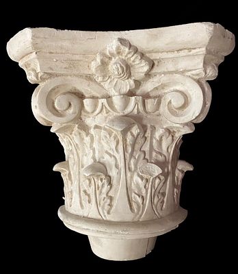 Antiguo capitel, m&eacute;nsula de escayola. 26x26x13.
. Antiguo capitel, m&eacute;nsula de escayola. 