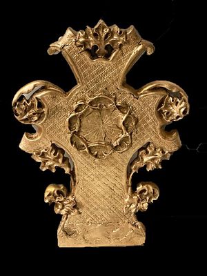 Antigua cruz de madera y escayola dorada y decorada con motivos vegetales. Siglo XIX. Rara. 