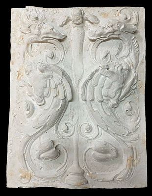 Antigua escayola con dos grifos, dragones mitol&oacute;gicos. Casino Mercantil Zaragoza. 43x33x5 