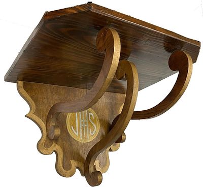 Antigua m&eacute;nsula, repisa, pedestal de madera de nogal policromada, JHS. S. XIX. 
Antigua m&eacute;nsula 