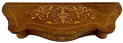 Antigua peana, repisa, pedestal m&eacute;nsula de nogal y limoncillo. 
Antigua peana de pino chapeada 