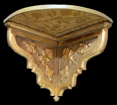 Peana, m&eacute;nsula, repisa, columna, pedestal de madera dorada al oro fino. Barroca. XVIII. 46x46x36. 