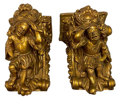 Antigua pareja de m&eacute;nsulas, repisas, peanas de escayola doradas con diablos.XVII. Antigua pareja 