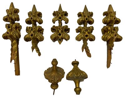 Antiguo lote de pináculos y remates de madera góticos dorados de capilla u hornacina. S. XV. Ant