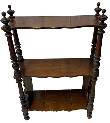 Antigua estantería, repisa, mostrador de nogal, mueble de farmacia. 94x66x26. XVIII. Barroco.
