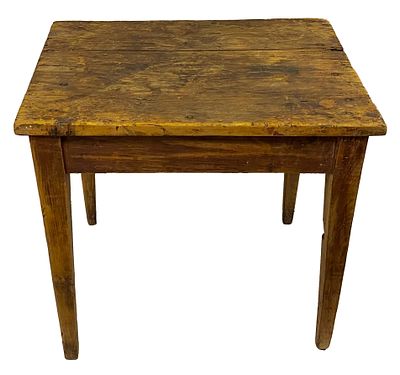 Antigua mesa tocinera de madera, mesa auxiliar de antigua carnicería. Pirineo aragonés. 54x50x40.