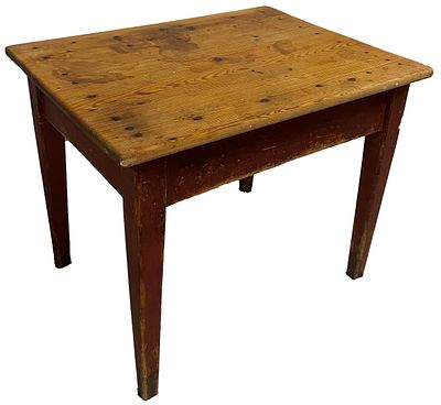 Antigua mesa tocinera de madera, mesa auxiliar de antigua carnicería. Pirineo aragonés. 62x50x47.