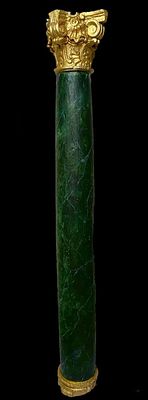 Antigua columna barroca de madera marmolizada en verde, capitel dorado. S. XVII.
Antigua